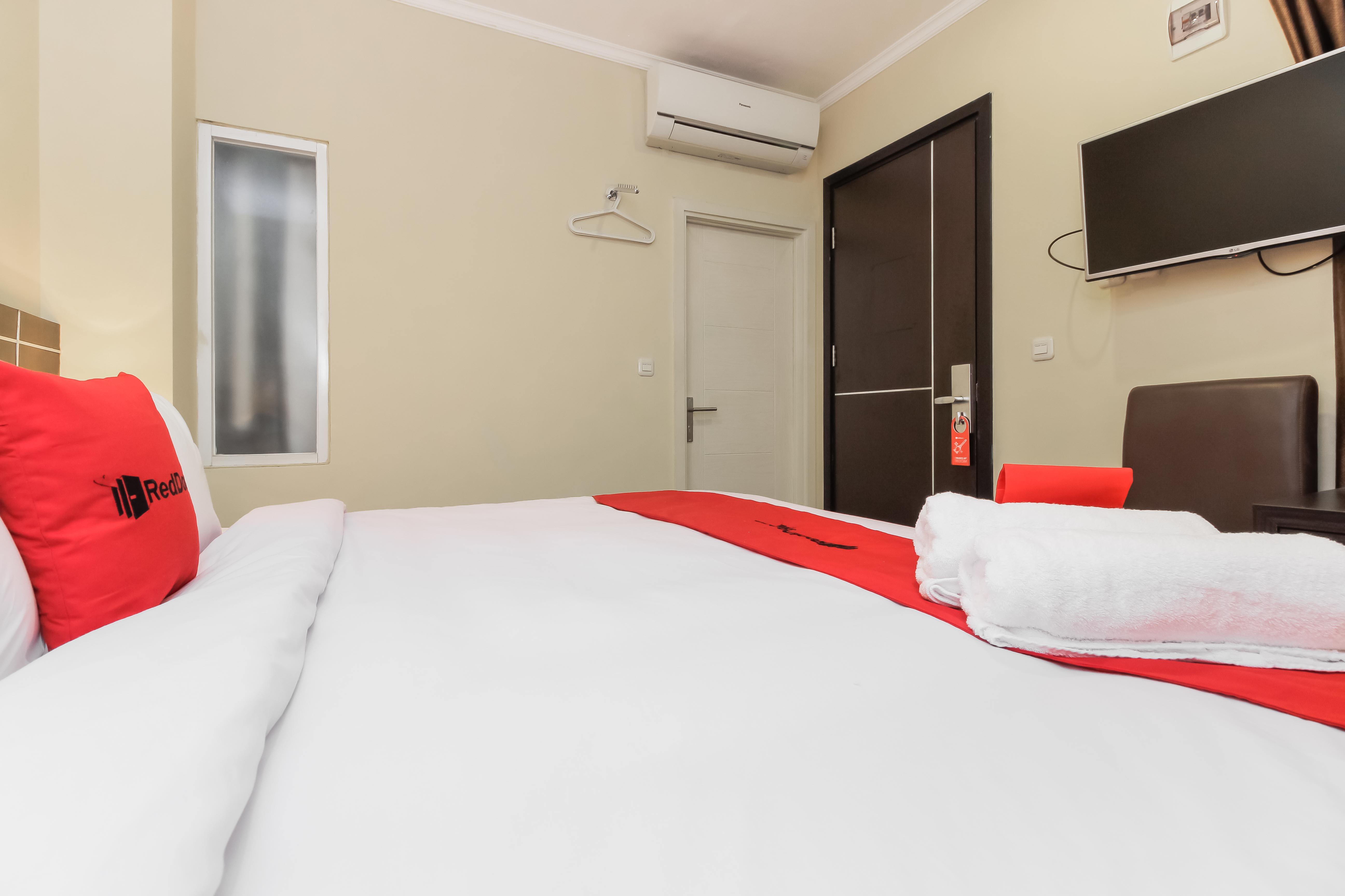 Reddoorz Plus @ Thamrin Hotel Jakarta Bagian luar foto