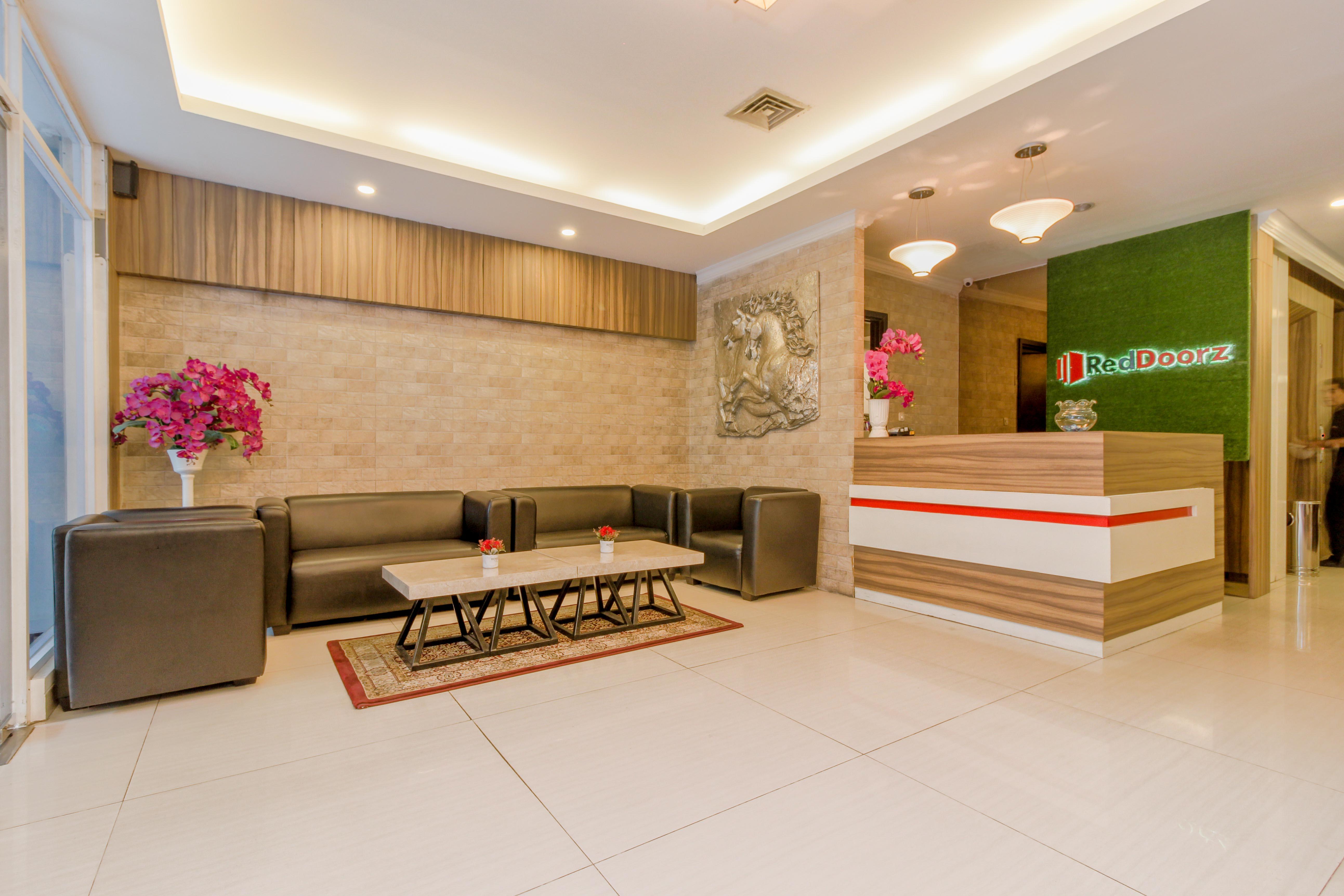 Reddoorz Plus @ Thamrin Hotel Jakarta Bagian luar foto