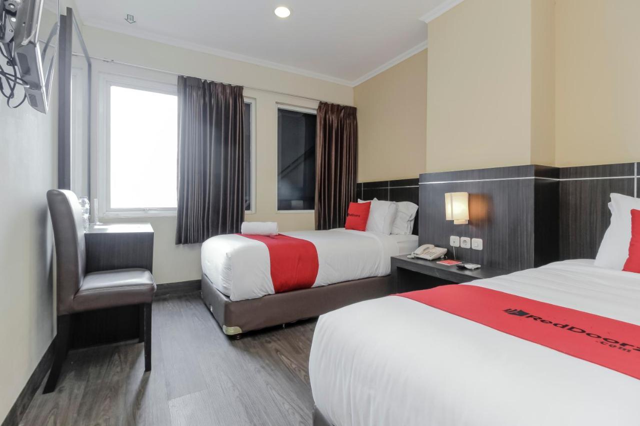 Reddoorz Plus @ Thamrin Hotel Jakarta Bagian luar foto